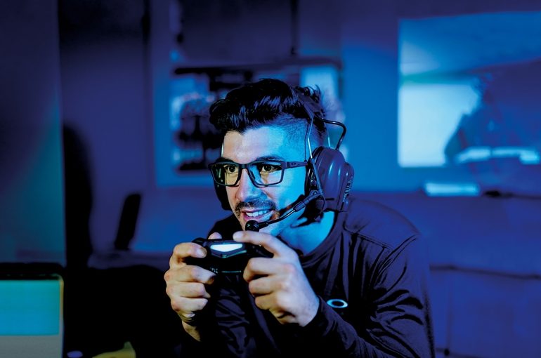 The Evolution of Gaming Glasses: Enhancing Gamers' Vision