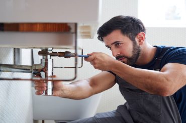 Navigating Plumbing Emergencies in the UK: Expert Insights on When to Contact Professional Help and When to DIY
