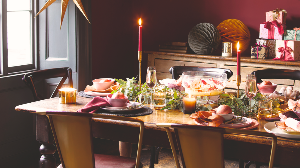 christmas dining table decor-featured image