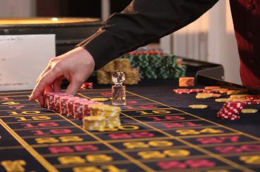 Behind the Screens: A Deep Dive into the Functioning of Live Casino Games