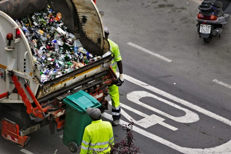 The Smart Way to Hire a Skip: What to Know Before It Arrives